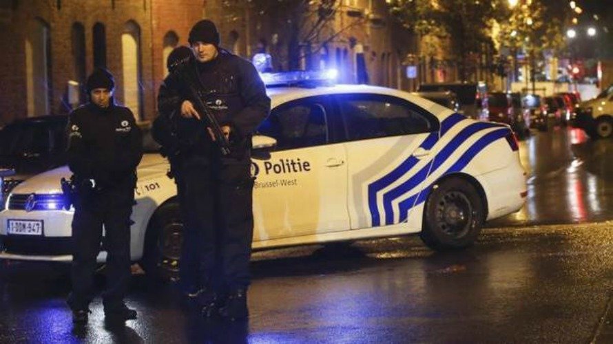 Bélgica. Agentes de policía en las calles de Molenbeek, Bruselas, donde se produjo una detención vinculada a los atentados en París. EFE.