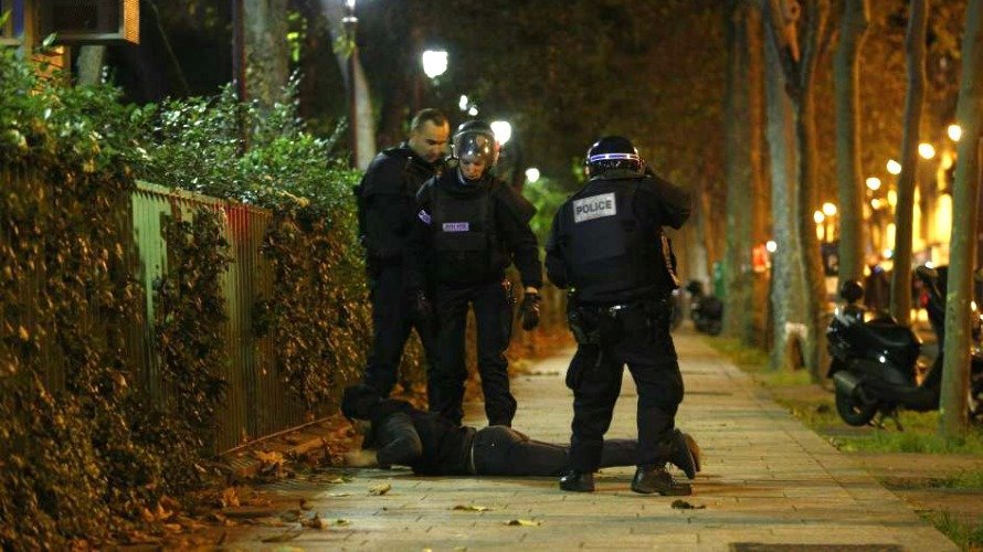 Los agentes de policía detienen a un hombre en la escena de una situación de rehenes en la sala Bataclan en París. EFE