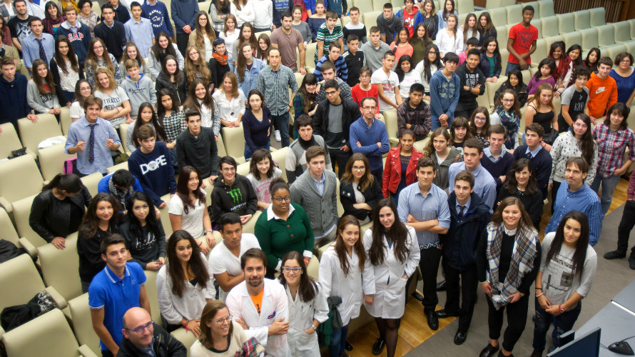 Estudiantes en la XV Semana de la Ciencia en la Universidad de Navarra.