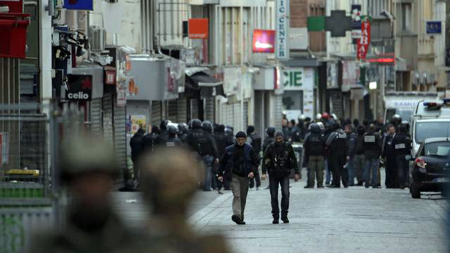 Imagen de la actuación de la Policía hoy en París