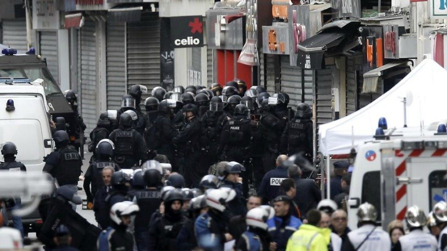 Policías participan en una operación en Saint Denis. EFE.