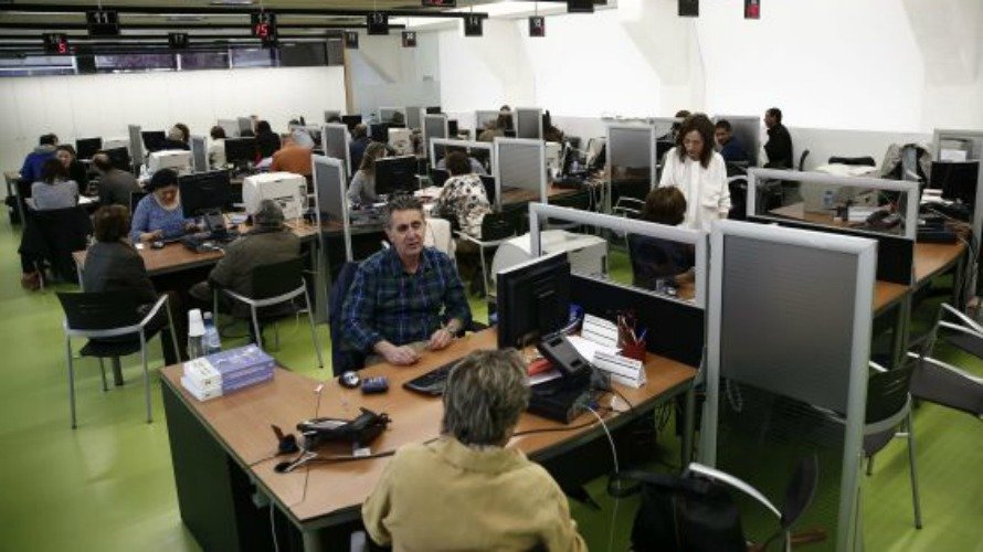 Trabajadores públicos en una oficina de Hacienda en Pamplona. EFE.