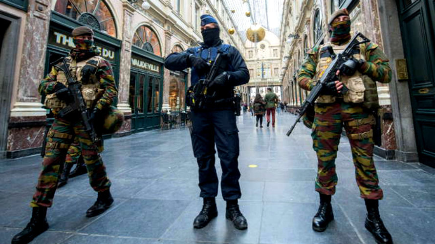 Policías y soldados patrullan las calles de la capital belga. Efe