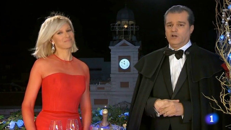 Anne Igartiburu y Ramón García retransmitieron las campanadas desde la Puerta del Sol.