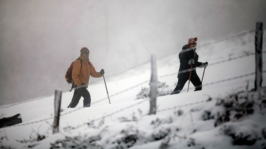 Tiempo, dos personas esquian a la altura de Roncesvalles, en una jornada en la que la nieve ha llegado a Navarra. EFE, Iván Aguinaga.