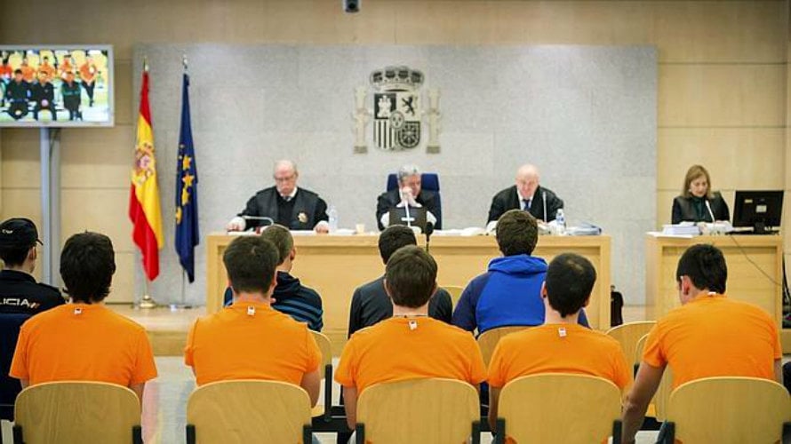 Algunos de los once presuntos acusados de pertenecer a dos «taldes» (barrios) de Pamplona de Segi. EFE