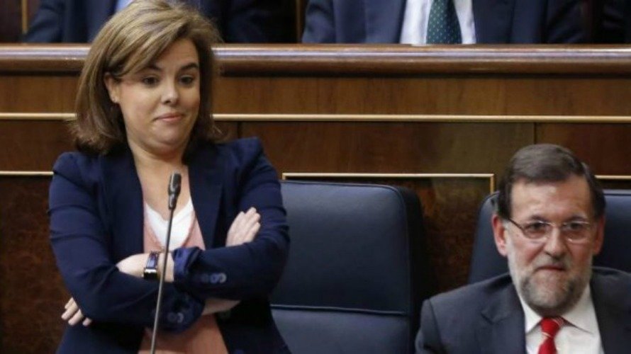 La vicepresidenta Soraya Sáenz de Santamaría junto al presidente del Gobierno Mariano Rajoy. EFE.