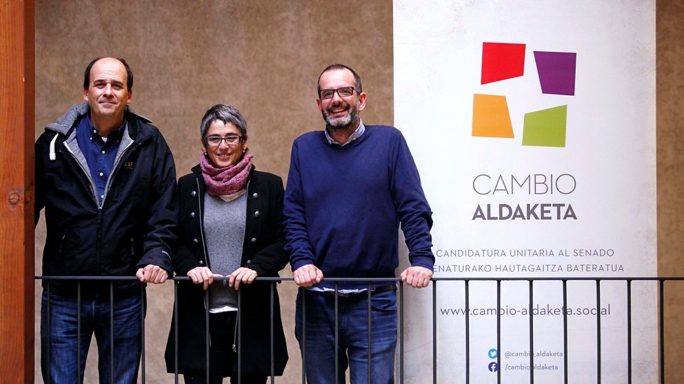 GRA333. PAMPLONA, 25/11/2015.- Los candidatos de la lista unitaria al Senado Cambio Aldaketa, Patxi Zamora (i), avalado por EH Bildu; Ana Luján Martínez, Anika (c), candidata propuesta por Geroa Bai e Iñaki Bernal (d), concejal de Izquierda-Ezkerra (I-E) en Berriozar que fue votado en las primarias de Ahora en Común, durante la presentación de los ejes de su programa electoral hoy en Pamplona. EFE/Ivan Aguinaga