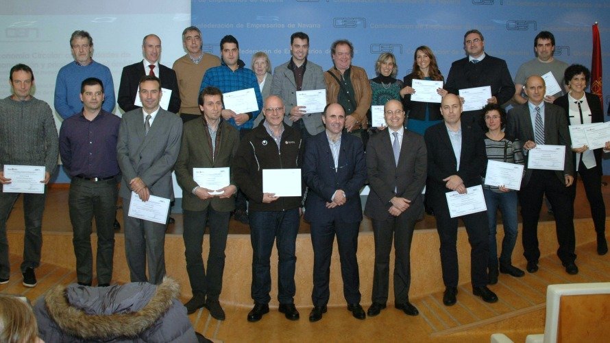 Foto de grupo de los galardonados junto al vicepresidente y José Antonio Sarría.