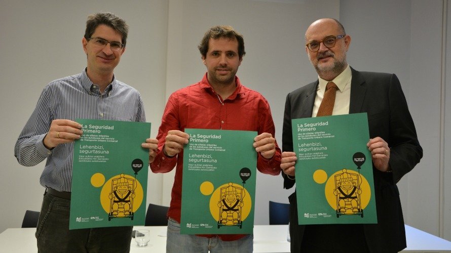 Jesús Velasco, Aritz Ayesa y Ramón Palau durante la presentación de la campaña sobre el buen uso de las silletas. ESCALADA