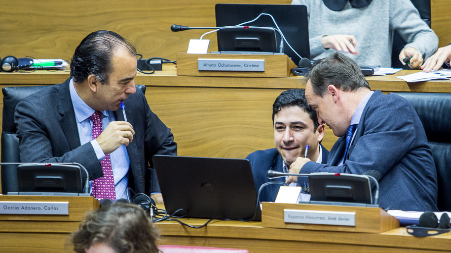 Carlos García Adanero, Óscar Arizcuren y Javier Esparza, de UPN, en el pleno del Parlamento.IÑIGO ALZUGARAY
