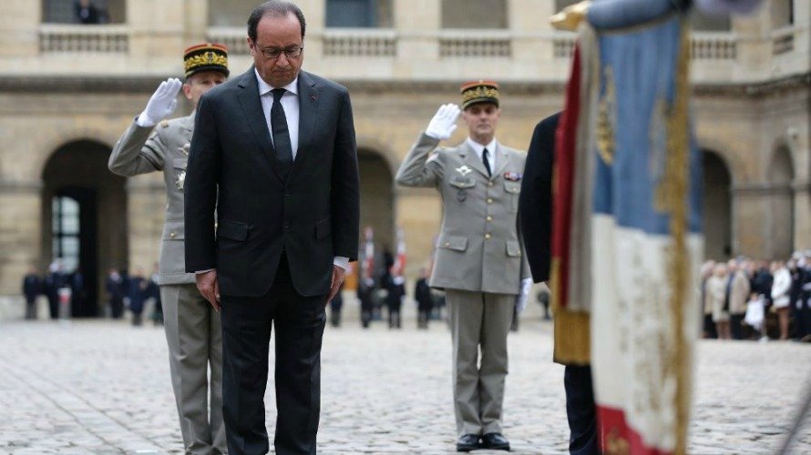 El presidente francés, François Hollande, asiste a una ceremonia en el palacio nacional de Los Inválidos en París. EFE, PHILIPPE WOJAZER .