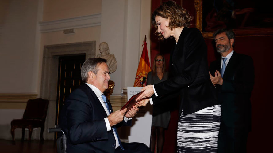 a Reina Letizia entrega el galardón al magistrado Juan Carlos Iturri.