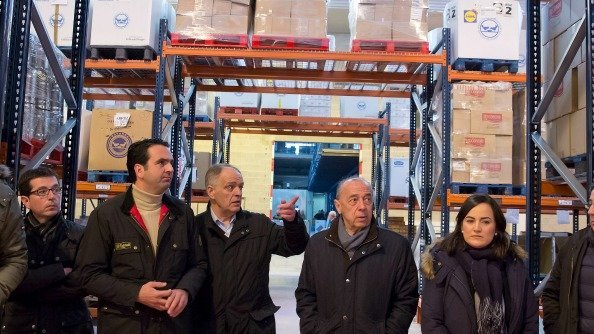 Iñigo Alli, Carlos Salvador, Javier García, José Cruz Pérez Lapazarán, Pachi Yanguas y Cristina Sanz durante su vista al Banco de Alimentos.
