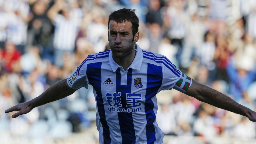 Imanol Aguirretexe celebra un gol con la Real Sociedad.