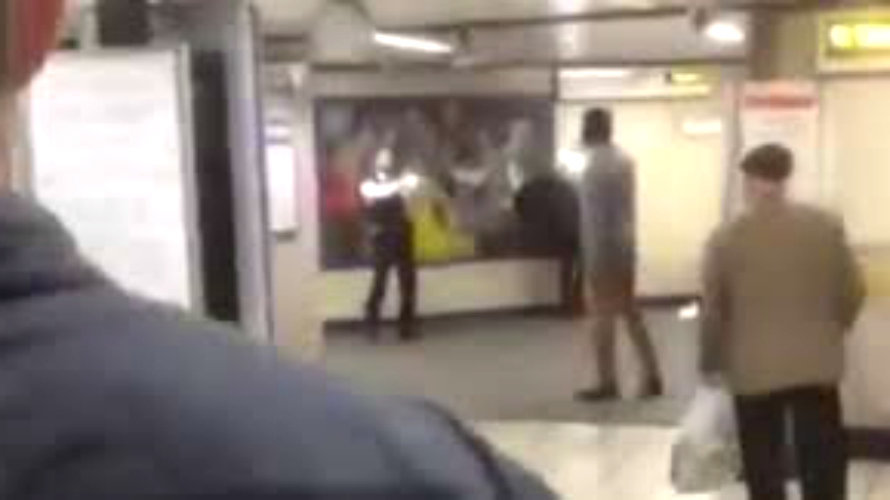 Momento en el que la policía se enfrenta al terrorista en el metro de Londres.