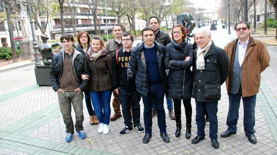 Miembros del Partio Socialista en Navarra junto a jóvenes en el Paseo Sarasate.