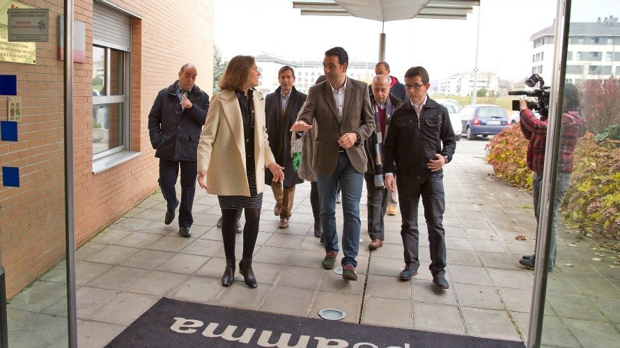 El candidato al Congreso de la coalición UPN-PP, Íñigo Alli,  visita la residencia Amma Mutilva.