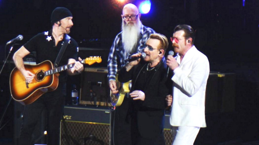 Eagles of Death metal cantando con U2.