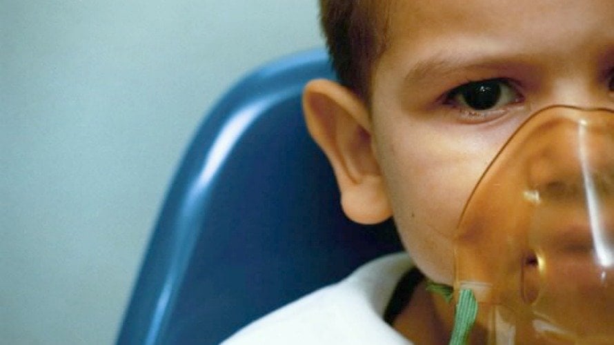 El asma es un síntoma en los niños debido a la contaminación. EFE.