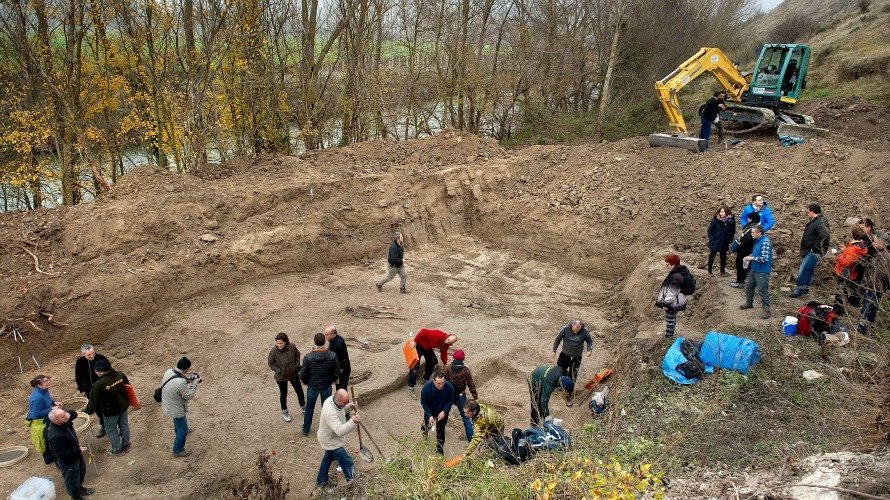 Labores de localización y exhumación de cuerpos en el paraje Zurbau de Ibero.