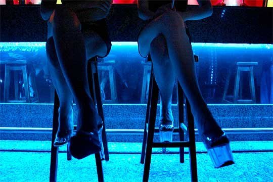 Dos mujeres en la barra de un club de alterne ejerciendo la prostitución. ARCHIVO