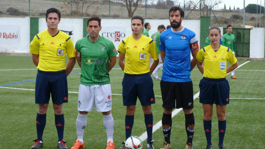 Trio arbitral y capitanes del Guijuelo - Peña Sport.