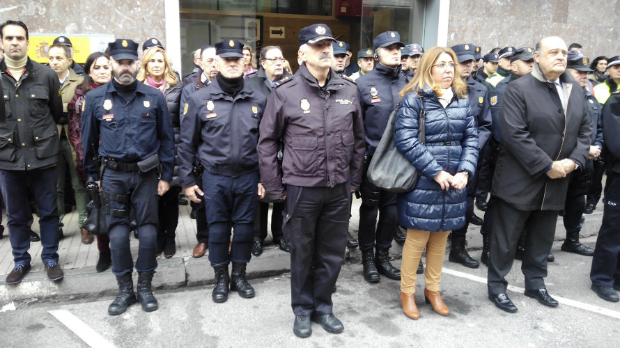Minuto de silencio en la Jefatura de Policía en Pamplona.