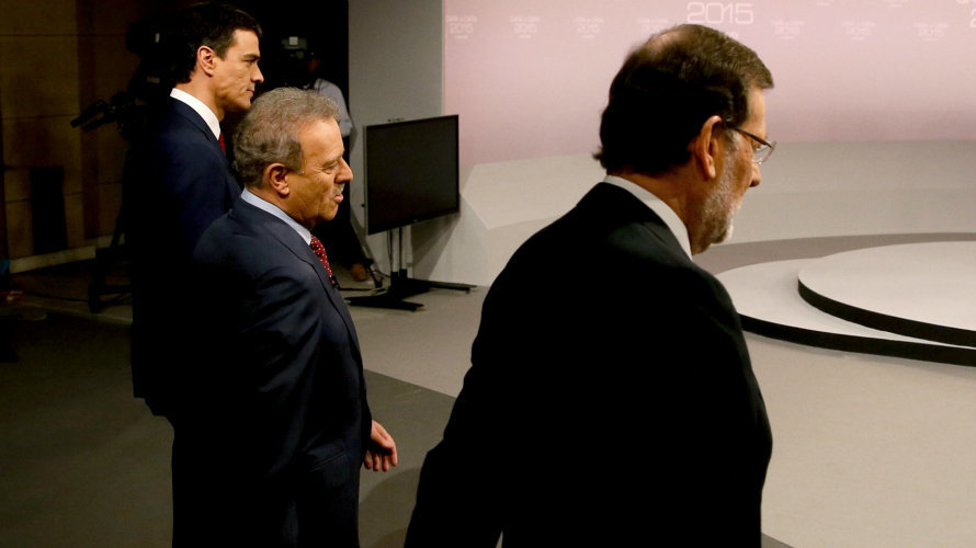 Pedro Sanchez y Rajoy, instantes antes de comenzar el debate electoral.
