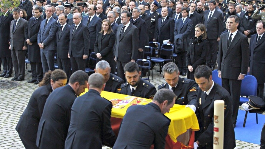 Emotivo momento del funeral de honor por los policías españoles asesinados en Kabul. EFE
