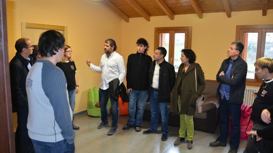 El vicepresidente Laparra (en el centro) durante su visita a las instalaciones de Gure Sustraiak.