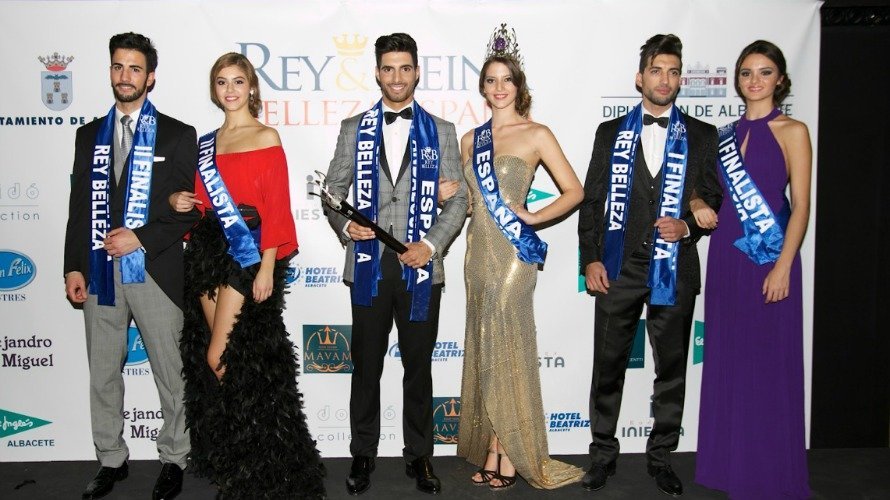 La navarra finalista del certamen a la derecha de la foto con un vestido morado.