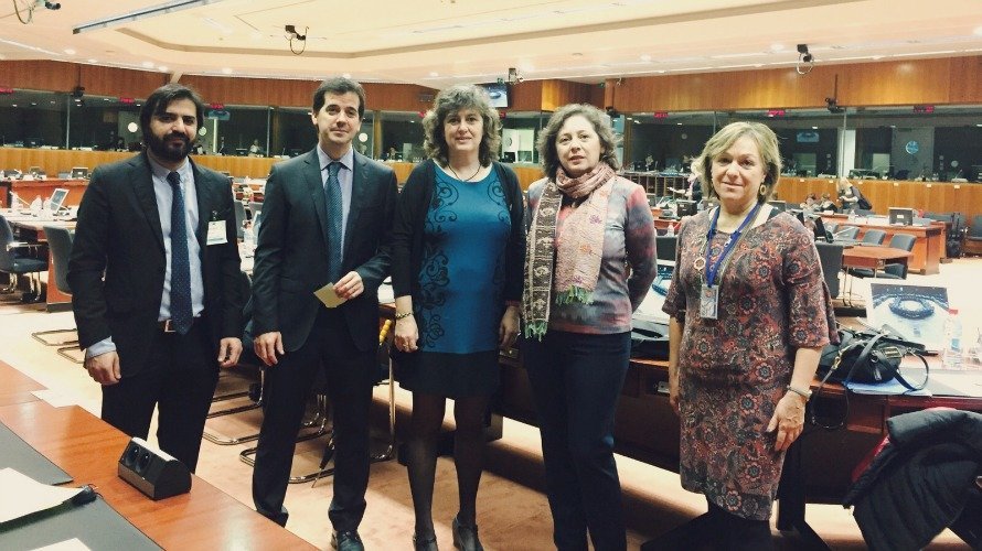 La delegación navarra junto con la consejera para Asuntos Económicos de la Representación Permanente de España ante la UE.