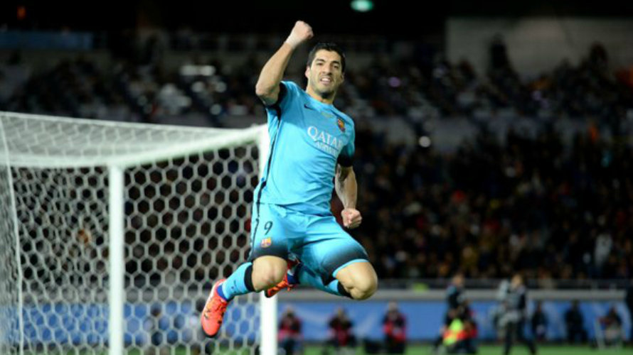 Luis Suárez celebra uno de sus tres goles en Japón. Foto LFP.