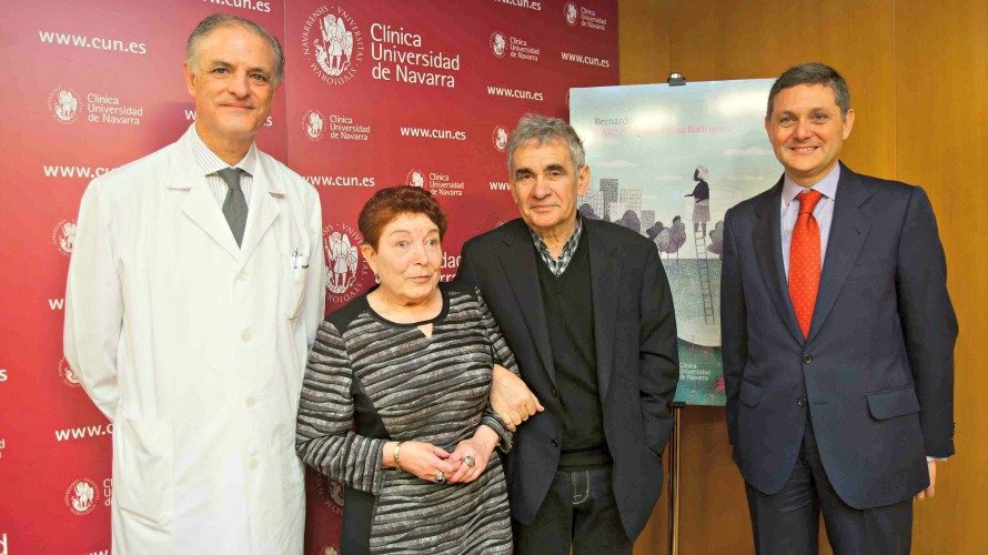 El doctor Manuel Manrique, la paciente Felisa Rodríguez, el escritor Bernardo Atxaga y el director general de la Clínica Universidad de Navarra, José Andrés Gómez Cantero.