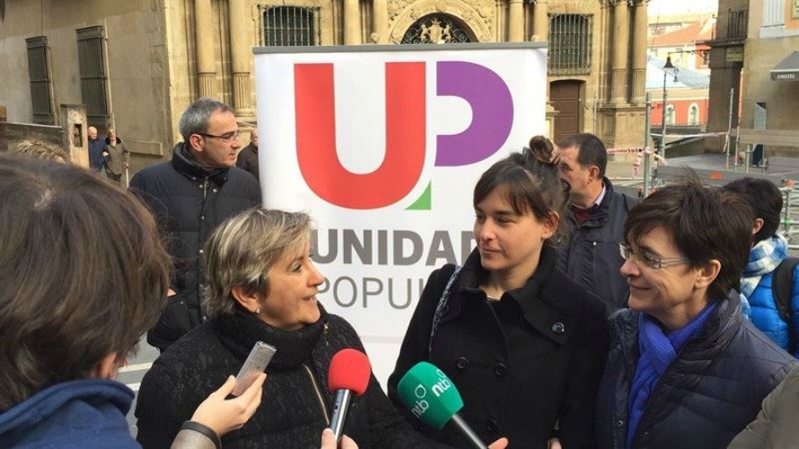 La cabeza de lista de Unidad Popular al Congreso por Navarra Begoña Alfaro en un acto de campaña en el Ayuntamiento de Pamplona