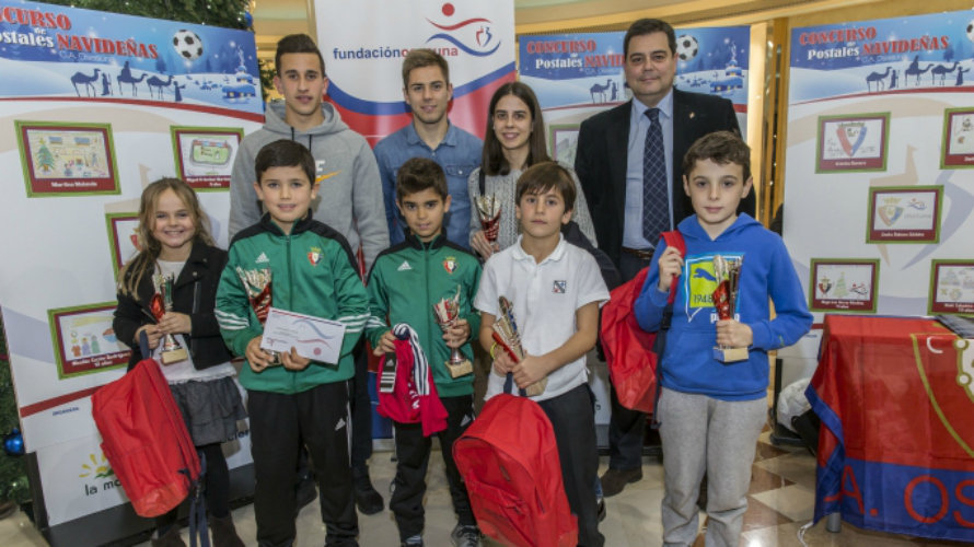 Chavales ganadores del concurso con los jugadores de Osasuna y el directivo.