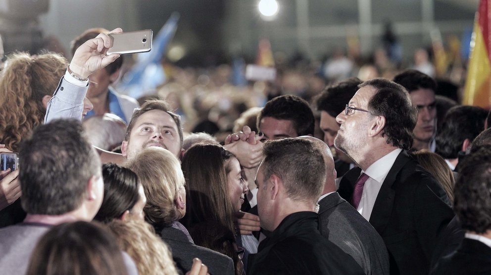 El presidente del Gobierno y candidato a la reelección por el PP , Mariano Rajoy (d), a su llegada al Museo Príncipe Felipe, en Valencia, donde los populares cierran la campaña electoral. EFE/Manuel Bruque