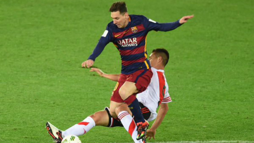 Messi supera a un jugador del River Plate. Foto LFP.