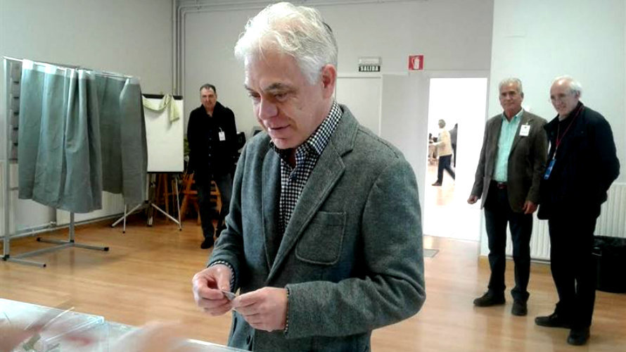 Jesús Mari Fernández, candidato del PSN, en el momento de depositar su voto.