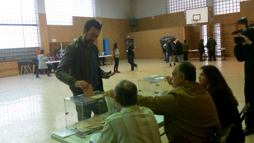 Ramón Romero, candidato de Ciudadanos, en el momento de depositar su voto.