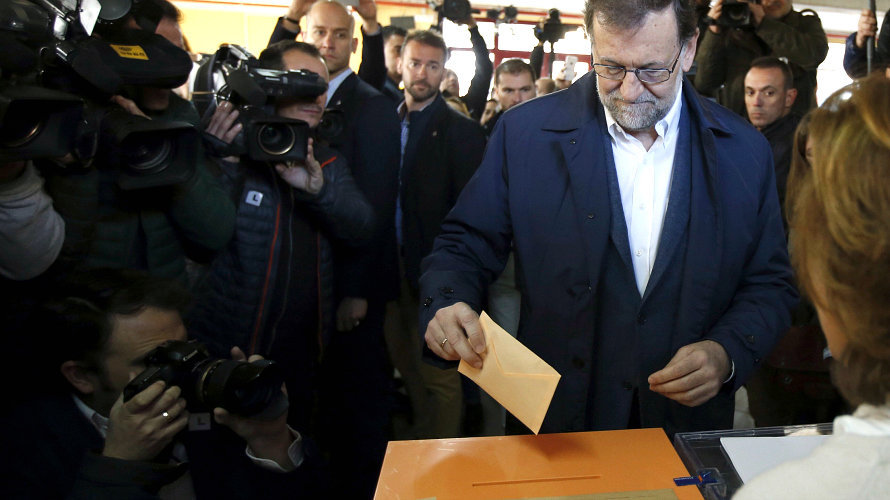 El presidente del Gobierno y candidato a la reelección por el PP, Mariano Rajoy, ejerce su derecho al voto en un colegio de Aravaca. EFE