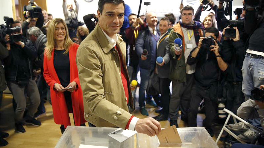 El candidato del PSOE a la Presidencia del Gobierno, Pedro Sánchez, ejerce su derecho al voto. EP