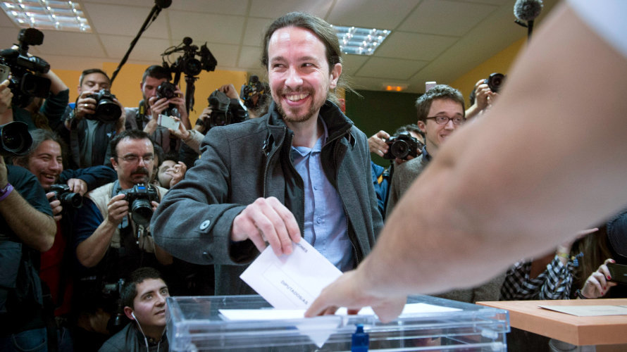 El candidato de Podemos a la Presidencia del Gobierno, Pablo Iglesias, ha votado esta mañana en el IES Tirso de Molina. EFE