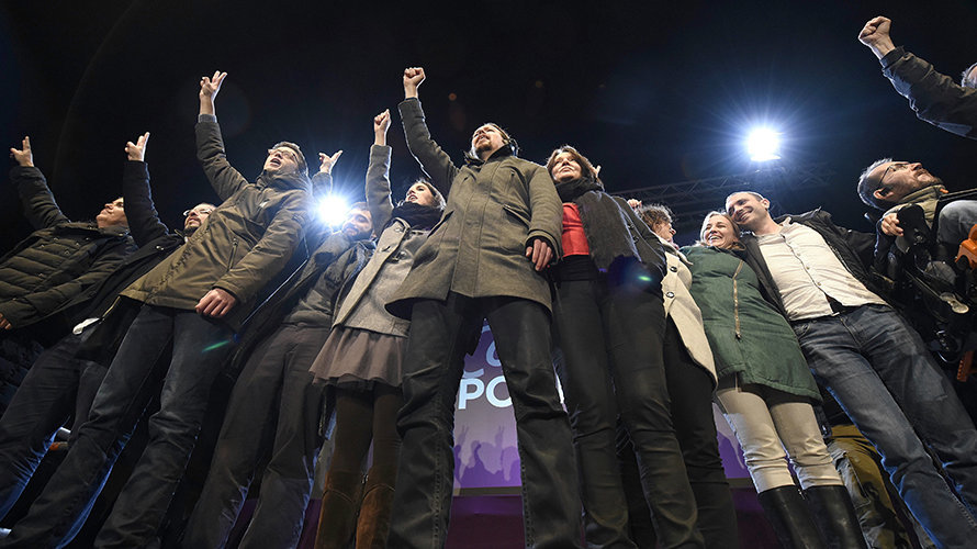 El candidato a la Presidencia del Gobierno por Podemos, Pablo Iglesias (c), junto a otros dirigentes de esta formación celebran los resultados en las elecciones generales, en la plaza del Centro de Arte Reina Sofía, en Madrid. EFE/Fernando Villar