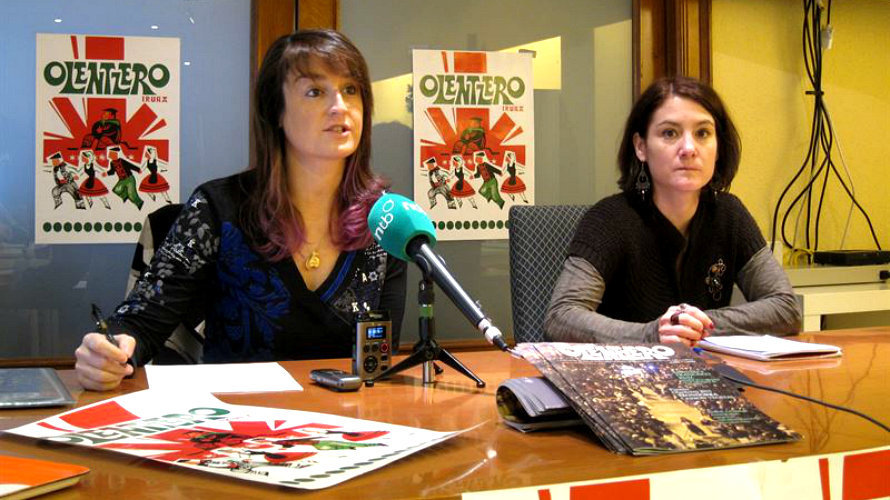 Las representantes de la Asociación Amigos de Olentzero de Iruña Fabiola Ibáñez y Miren García.