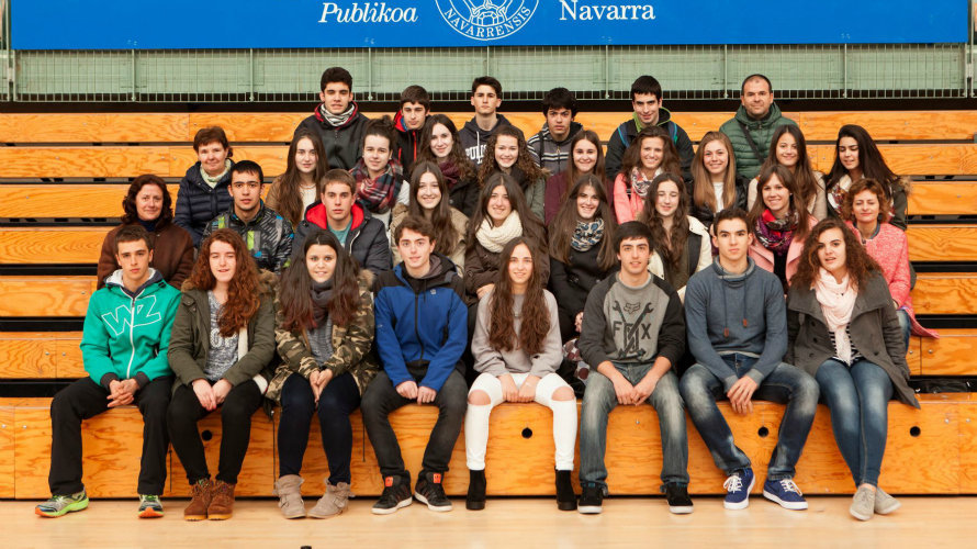 Estudiantes del IES Toki Ona, en el Pabellón Universitario de Navarra.