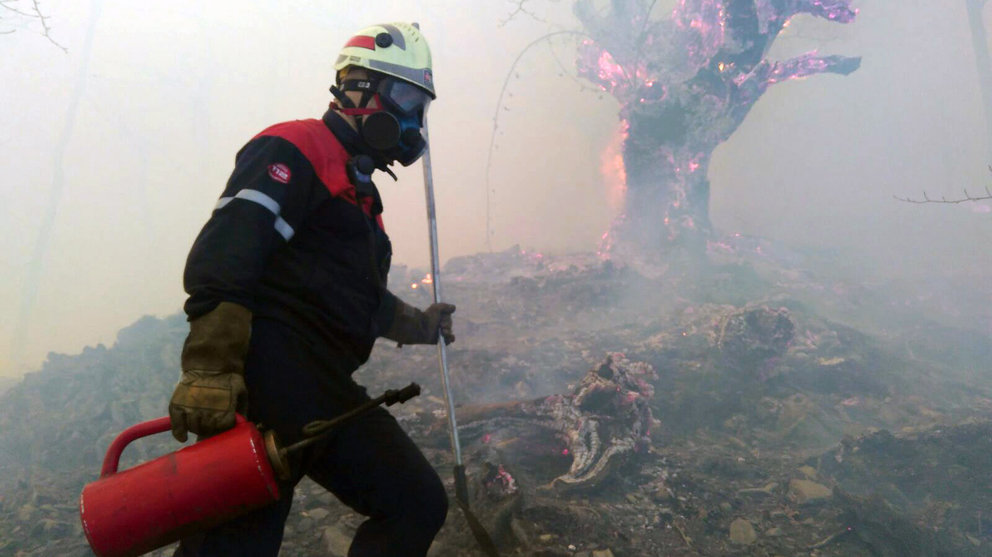Acciones antiincendios de bomberos de Navarra. (G.N.)