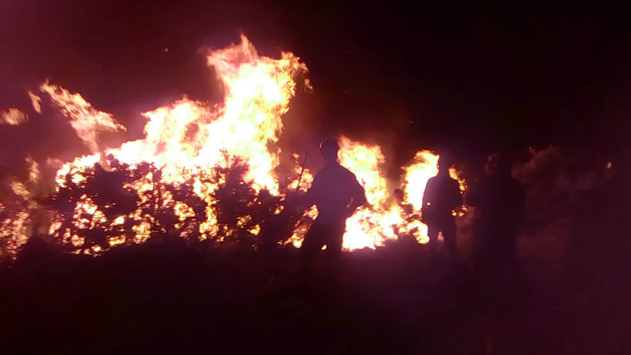 Los bomberos trabajan en la extinción del incendio de Lekaroz. 