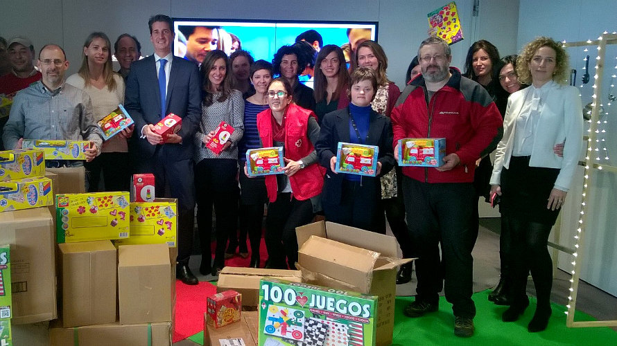Voluntarios de la Caixa entregan 250 juguetes.